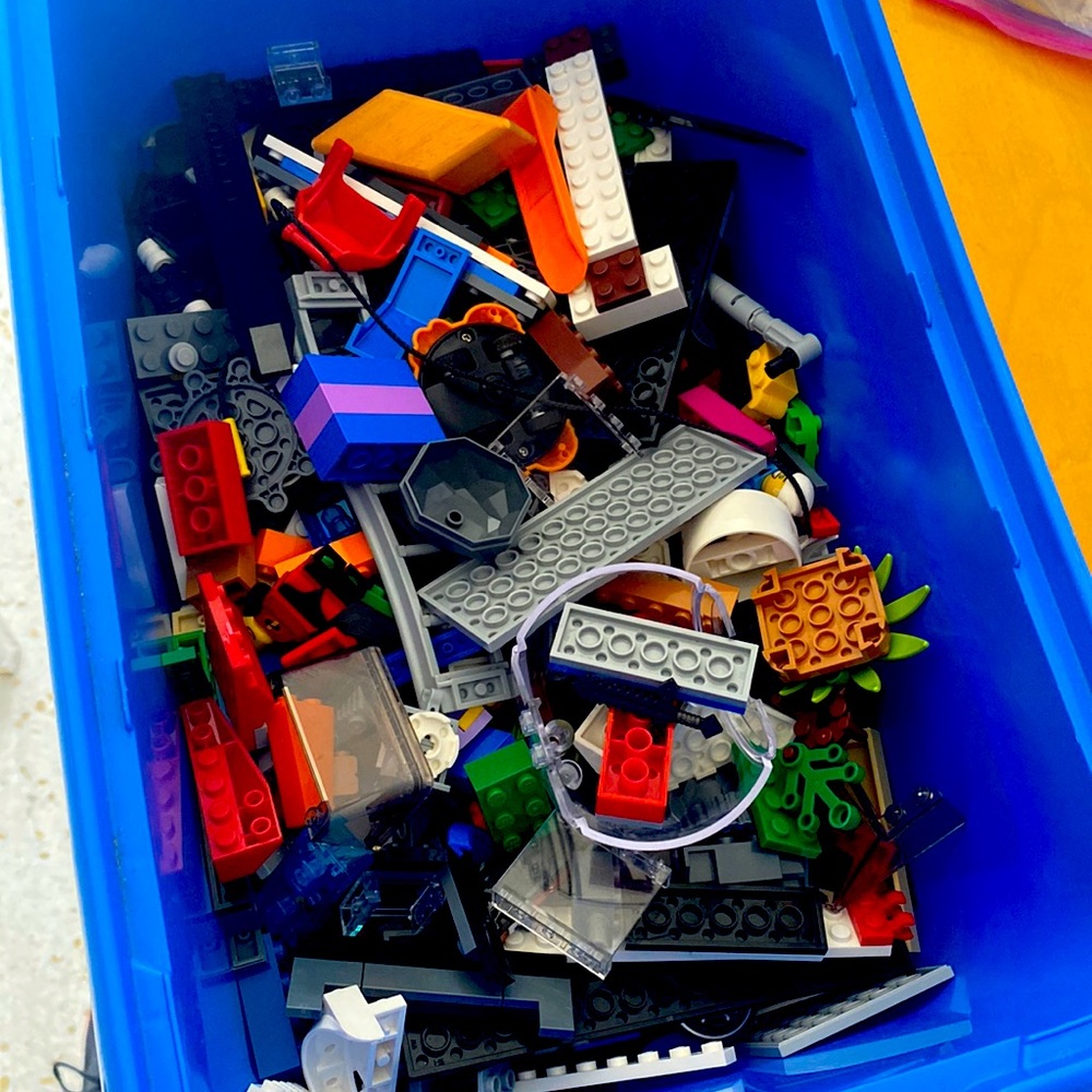 Lego bin 6lbs of Lego